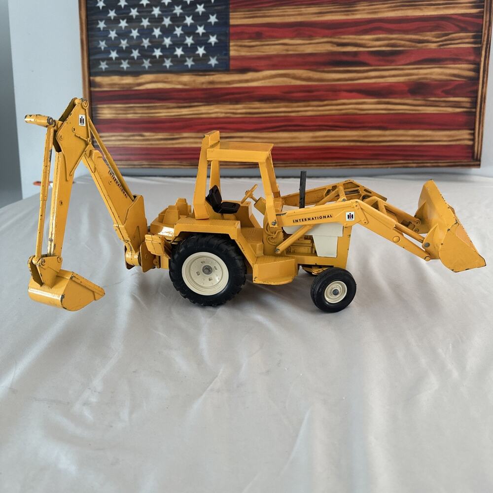 ERTL Vintage International Harvester 1/16 Backhoe Loader Metal Diecast